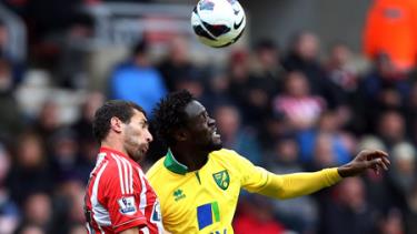 Tiền đạo Kei Kamara (phải) bay cao cùng Norwich City 
