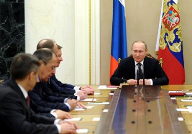 Ngày 25/2, tại Điện Kremlin ở Moskova, Tổng thống Nga Vladimir Putin (phải) chủ trì cuộc họp Hội đồng An ninh Quốc gia. Nga bầy tỏ sự quan ngại sâu sắc về sự thay đổi chính quyền nhanh chóng ở nước láng giềng Ukraine.