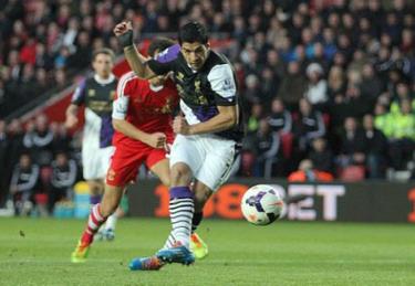 Suarez mở tỷ số trong hiệp một.

