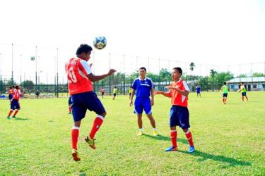 Huấn luận viên Hứa Hiền Vinh đang hướng dẫn các cầu thủ kỹ năng chơi bằng bằng đầu.