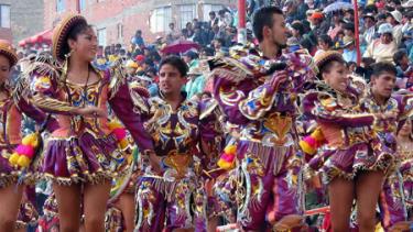 Lễ hội carnival ở Oruro thu hút hàng trăm nghìn người xuống đường.