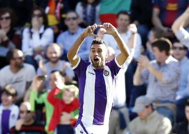 Rossi ghi bàn giúp Valladolid hạ Barcelona.