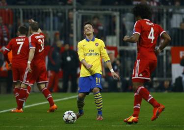 Arsenal (áo vàng) chính thức nói lời chia Champions League 2013-2014.