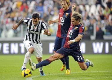 Juventus (trái) có cơ hội nới rộng cách biệt lên thành 17 điểm với chuyến làm khách tại Genoa.