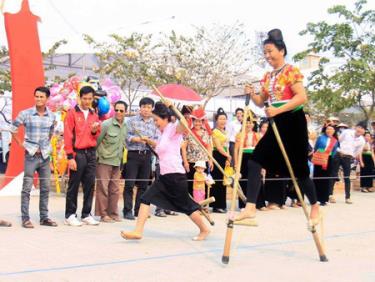 Thi chạy cà kheo.