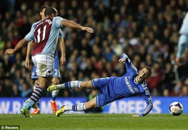 Chelsea đã gục ngã trên sân Villa Park.