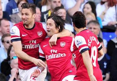Tomas Rosicky (giữa) sau khi ghi bàn vào lưới Tottenham.
