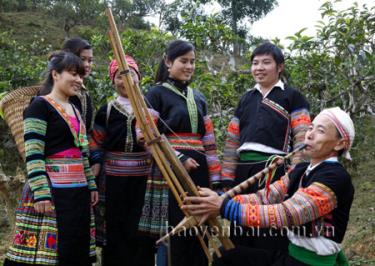 Vui tết chung, đồng bào Mông vẫn giữ được những nét văn hóa truyền thống của mình. (Ảnh: Thanh Miền)