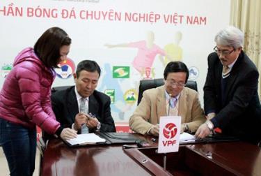 VPF đưa ra chế độ đại ngộ 200 triệu/tháng cho chuyên gia Tanaka (trái, áo đen)