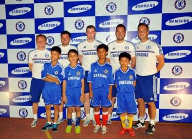 4 cầu thủ nhí Việt Nam vinh dự được 5 HLV đội trẻ Chelsea lựa chọn sang Anh dự trại hè vào tháng 5 để gặp 3 ngôi sao Torres, Hazard và Terry.