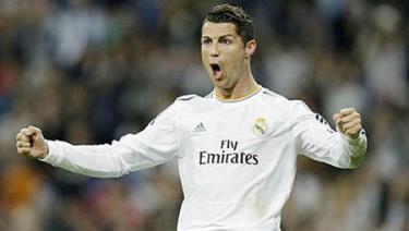 Ronaldo ăn mừng bàn thắng thứ 13 tại Champions League mùa này.