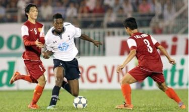 U19 Tottenham (áo trắng) quá mạnh so với U19 Việt Nam.