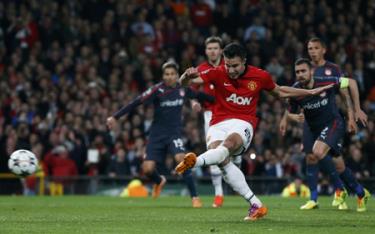 Van Persie mở tỷ số cho M.U khi thực hiện quả phạt đền thành công.