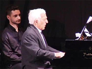 Nghệ sĩ dương cầm vĩ đại nhất Thế kỷ 20 Vladimir Ashkenazy và con trai Vovka Ashkenazy.