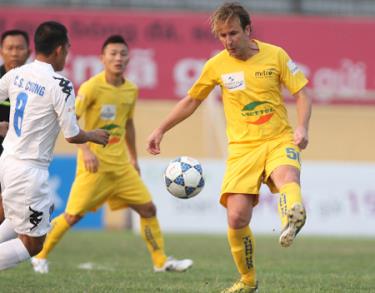 Nastja Ceh (phải) thường xuyên có những bàn thắng đẹp ở V-League.