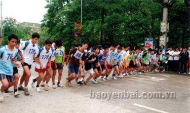Giải Việt dã truyền thống Báo Yên Bái ngày càng thu hút đông đảo vận động viên ở các cơ sở tham gia. (Ảnh: Hà Tĩnh)