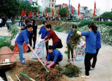 Đoàn viên thanh niên Thành đoàn Yên Bái tham gia dọn vệ sinh môi trường ngay sau lễ khởi động Năm Thanh niên tình nguyện 2014.
(Ảnh: Hoàng Đô)