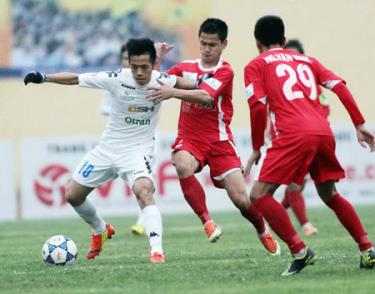 Văn Quyết (áo trắng)  đang dẫn đầu giải vua phá lưới AFC Cup 2014 với 5 bàn thắng.