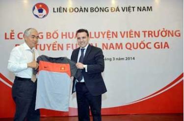 Chủ tịch VFF Lê Hùng Dũng trao áo thi đấu của ĐT Futsal nam cho tân HLV trưởng Bruno Garcia.
