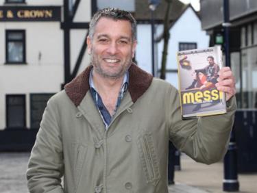 Guillem Balague và cuốn sách viết về Messi.