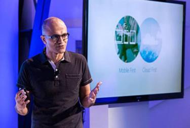 CEO Microsoft, Satye Nadella trình diễn về đám mây tại sự kiện ở San Francisco.