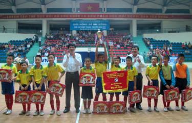 Ban tổ chức trao Cup vô địch và cờ luân lưu cho đội bóng đá nhi đồng huyện Yên Bình.