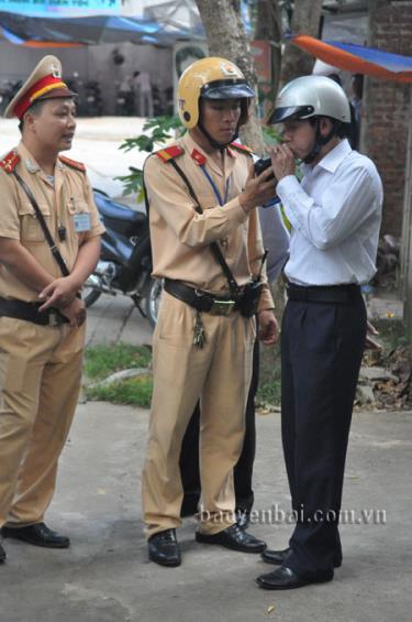 Cảnh sát giao thông tiến hành kiểm tra nồng độ cồn đối với người tham gia giao thông.
