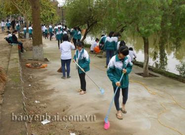 Đoàn viên, thanh niên, học sinh thành phố tham gia vệ sinh môi trường.