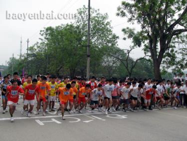 Giải Việt dã truyền thống Báo Yên Bái ngày càng thu hút nhiều vận động viên tham gia.