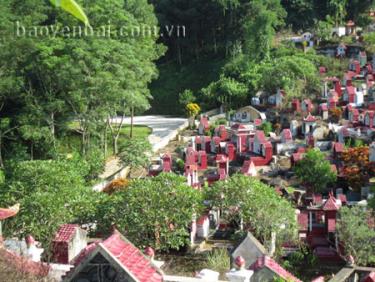 Hiện nay, vào nghĩa trang tìm mộ người thân trở nên khá khó khăn.
