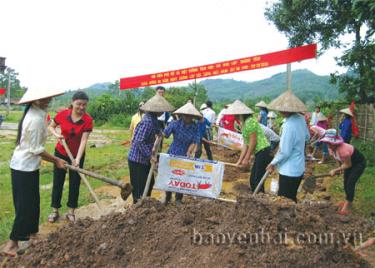 Đồng chí Nguyễn Thị Thu Hà - Chủ tịch Hội Liên hiệp phụ nữ tỉnh (áo đỏ) tham gia làm đường giao thông nông thôn cùng hội viên phụ nữ xã Việt Cường, huyện Trấn Yên.
(Ảnh: Thế Cường)