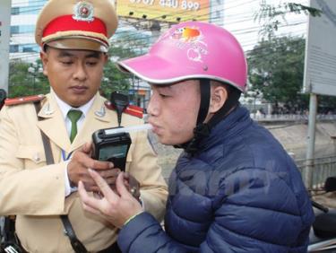 Lực lượng cảnh sát giao thông tiến hành đo nồng độ cồn người điều khiển phương tiện.