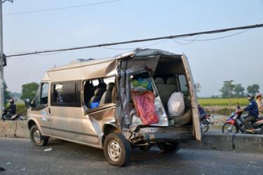 Chiếc xe khách bẹp rúm phần đuôi sau va chạm.