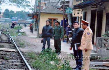 Ngành đường sắt thường xuyên phối hợp với các lực lượng chức năng kiểm tra, xử lý các hành vi lấn chiếm hành lang đường sắt.