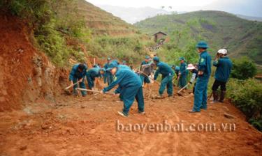 Lực lượng dân quân tự vệ cùng người dân xã Khao Mang, huyện Mù Cang Chải làm đường giao thông nông thôn.
