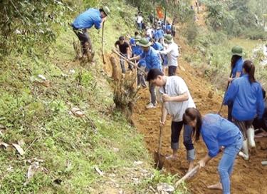 Thanh niên tình nguyện tham gia làm đường giao thông liên thôn, bản