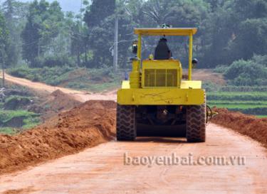 Thi công tuyến đường tránh đường sắt ở xã Báo Đáp.
