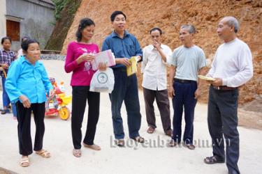 Đồng chí Đỗ Công Bích - Bí thư Chi bộ khu dân cư Đoàn Kết (thứ 4, phải sang) trao đổi với các thành viên Ban kiến thiết của tổ 20 về tiến độ làm đường.
