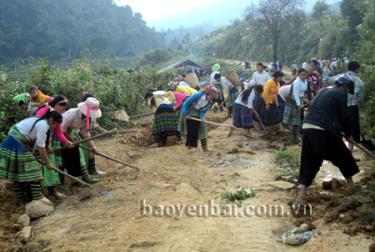 Người dân thôn Tà Xùa, xã Bản Công (Trạm Tấu) tham gia làm đường giao thông nông thôn.