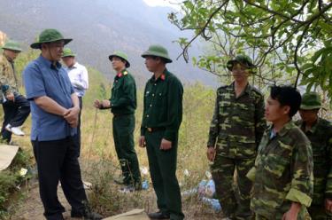 Đồng chí Phạm Duy Cường (ngoài cùng bên trái) động viên cán bộ, chiến sĩ Ban Chỉ huy quân sự huyện Trạm Tấu tham gia chữa cháy rừng tại thôn Sáng Pao, xã Xà Hồ.