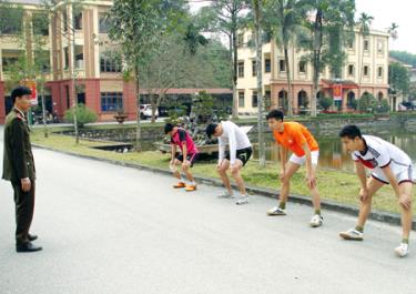 Các vận động viên đội tuyển Công an tỉnh tích cực luyện tập tham gia Giải Việt dã truyền thống Báo Yên Bái lần thứ XIV - năm 2016.
(Ảnh: Đỗ Huy)