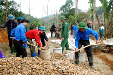 Công trình tình nguyện bê tông hoá đường giao thông nông thôn tại thôn Dộc Trần, xã Đại Đồng, huyện Yên Bình được triển khai ngay sau Lễ phát động Tháng Thanh niên năm 2016. 
