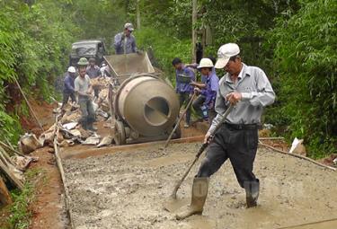 Nhân dân Văn Chấn tích cực bê tông hóa đường giao thông nông thôn.
