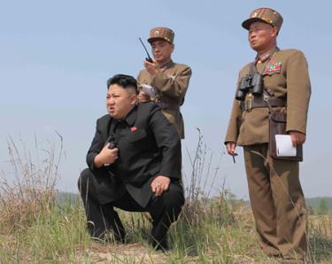 Lãnh đạo Triều Tiên Kim Jong-un lệnh cho quân đội sẵn sàng sử dụng vũ khí hạt nhân.