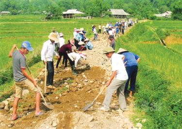 Nhân dân trong tỉnh thi đua lao động lập thành tích chào mừng ngày bầu cử đại biểu Quốc hội khóa XIV và đại biểu HĐND các cấp nhiệm kỳ 2016 - 2021. (Ảnh: Sùng Đức Hồng)