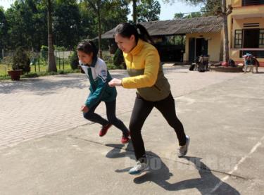 Lý Thị Tâm (bên trái) chăm chỉ luyện tập với quyết tâm giành thứ hạng cao tại Giải Việt dã truyền thống Báo Yên Bái lần thứ XIV - 2016.
