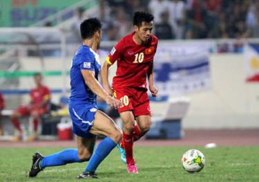 Cầu thủ VN (phải) thi đấu tại AFF Cup 2014.