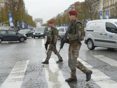 Cảnh sát Pháp tuần tra trên đại lộ Champs-Elysees ở Paris.