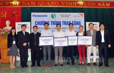 Đại diện Panasonic Việt Nam và Tổ chức Tầm nhìn Thế giới tại Yên Bái trao tặng 702 đèn năng lượng mặt trời cho đại diện các địa phương.