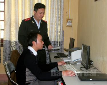 Cán bộ Thanh tra huyện Văn Chấn trao đổi nghiệp vụ chuyên môn.